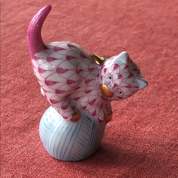 Herend Other - Herend 2000 kitten on yarn pink fish scale